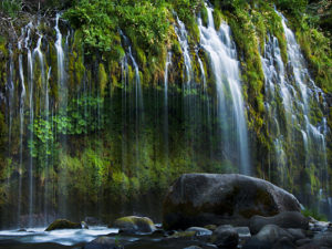 Водопад Мосбрай в Калифорнии